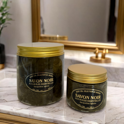 Savon noir 100% naturel aux huiles essentielles (pamplemousse, verveine, citron). Purifie, affine la peau, stimule la circulation et réduit l’effet peau d’orange. Idéal en soin anti-cellulite.
